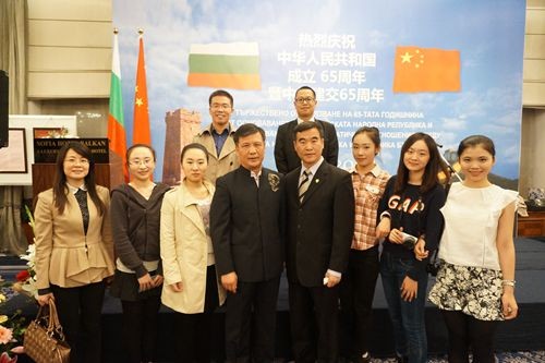我校代表团与中国驻保大使魏敬华在国庆招待会上合影